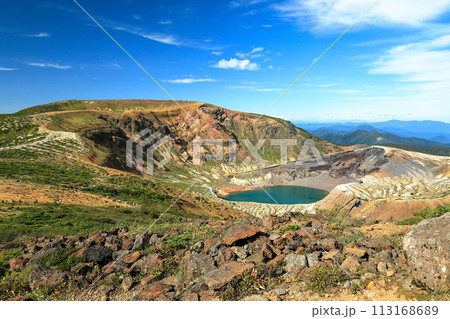 遠刈田岳山頂からの蔵王御釜の眺望 113168689