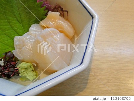 歯ごたえと旨さを味わえる、新鮮なホタテの刺身の写真 113168706
