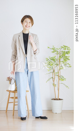 女性春服のファッションコーディネート全身(縦向き) 女性春服のファッションコーディネート全身(縦向き) 113168953