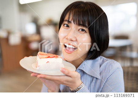 ケーキを食べる若い女性 113169371