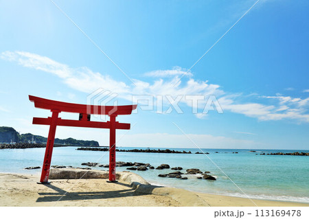 千葉県 青空の勝浦 海と鳥居 千葉県 青空の勝浦 海と鳥居 113169478