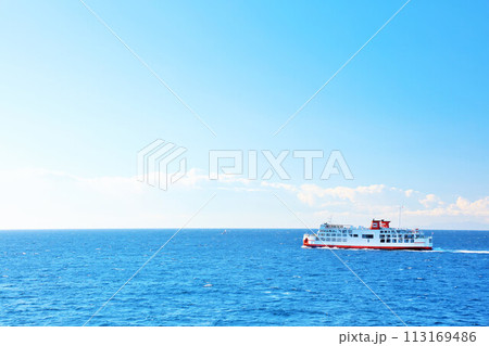 千葉県 青空と青い海の東京湾をフェリー船が行く 千葉県 青空と青い海の東京湾をフェリー船が行く 113169486