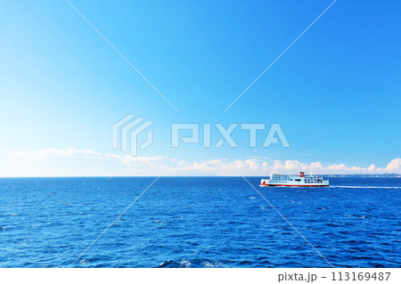 千葉県　青空と青い海の東京湾をフェリー船が行く 113169487