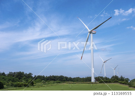 青空に映える風力発電機 (鳥取県北栄町) 青空に映える風力発電機 (鳥取県北栄町) 113169555