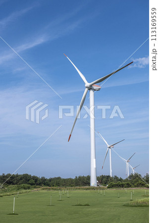 青空に映える風力発電機 (鳥取県北栄町) 青空に映える風力発電機 (鳥取県北栄町) 113169559