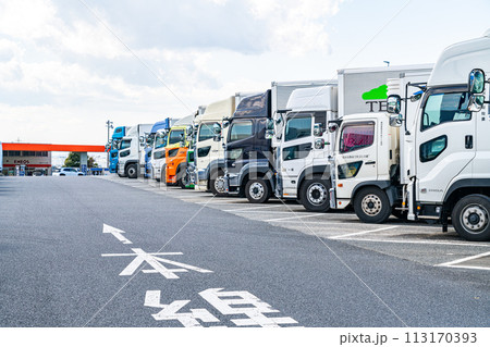 【神奈川県】海老名サービスエリアに並ぶたくさんのトラック 113170393