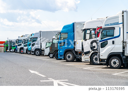 【神奈川県】海老名サービスエリアに並ぶたくさんのトラック 113170395