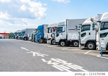 【神奈川県】海老名サービスエリアに並ぶたくさんのトラック 【神奈川県】海老名サービスエリアに並ぶたくさんのトラック 113170396