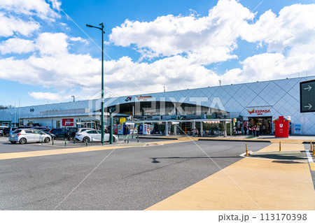 【神奈川県】青空が広がる海老名サービスエリア(下り線) 【神奈川県】青空が広がる海老名サービスエリア(下り線) 113170398