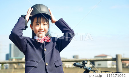 自転車用ヘルメットをかぶる女の子 113171062