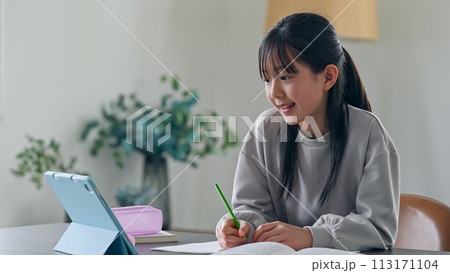 タブレットPCを見ながら勉強する女の子 タブレットPCを見ながら勉強する女の子 113171104