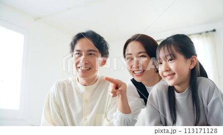 テレビを見る親子 113171128