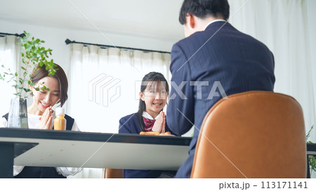 食卓でいただきますして手をあわせる親子 食卓でいただきますして手をあわせる親子 113171141