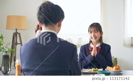 食卓でいただきますして手をあわせる親子 113171142