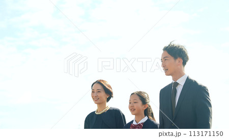 青空の下を歩く親子 113171150