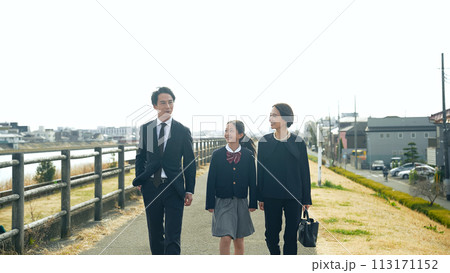 河川敷を歩く親子 113171152