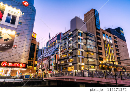 日本の横浜都市景観 春めく街。金曜日の夜。脱コロナ…横浜駅前・横浜ビブレや南幸橋などを望む=29日 日本の横浜都市景観 春めく街。金曜日の夜。脱コロナ…横浜駅前・横浜ビブレや南幸橋などを望む=29日 113171372