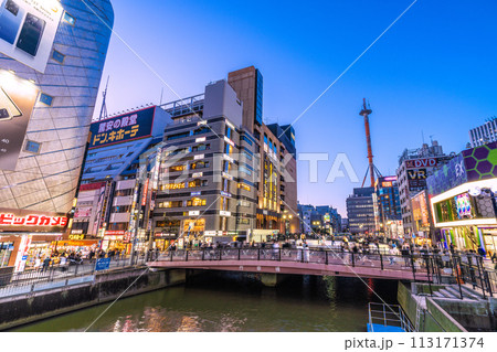 日本の横浜都市景観 春めく街。金曜日の夜。脱コロナ…横浜駅前・横浜ビブレや南幸橋などを望む=29日 日本の横浜都市景観 春めく街。金曜日の夜。脱コロナ…横浜駅前・横浜ビブレや南幸橋などを望む=29日 113171374