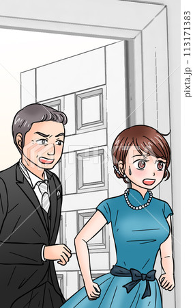 結婚式場を慌てて走る男女 113171383