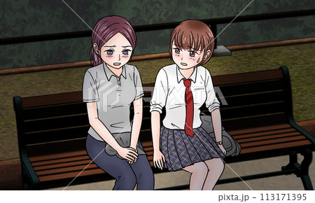 公園のベンチで泣いている女性と聞いている女子 公園のベンチで泣いている女性と聞いている女子 113171395