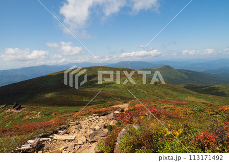 紅葉の栗駒山の頂上から見た景色 113171492