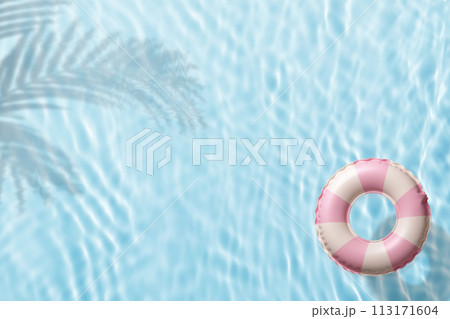 透明感のある水の上に浮かぶ浮き輪 113171604