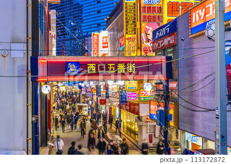 日本の横浜都市景観 金曜日の夜。横浜駅前の西口五番街などを望む。多くの人が飲み屋街へと…=29日 日本の横浜都市景観 金曜日の夜。横浜駅前の西口五番街などを望む。多くの人が飲み屋街へと…=29日 113172872