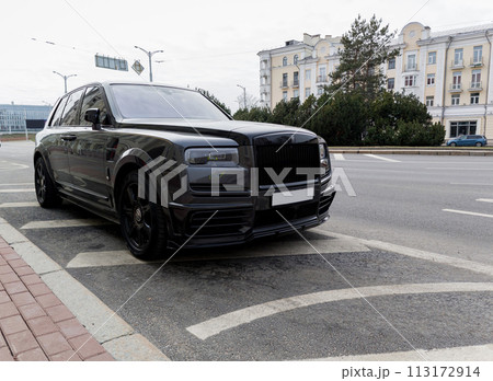 automobile Rolls-Royce in city 113172914
