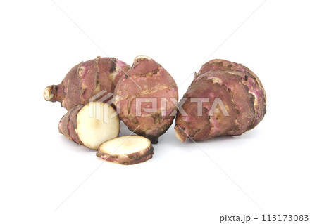 Jerusalem artichokes (sunchokes) tubers on white Jerusalem artichokes (sunchokes) tubers on white 113173083
