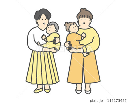 ママに抱っこされる赤ちゃん 113173425