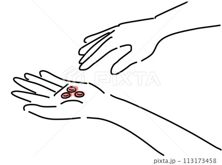 サプリメントを手のひらに乗せる手元 113173458