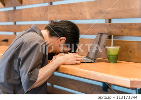 カフェ・コワーキングスペースでショックで落ち込む若いアジア人男性 113173844