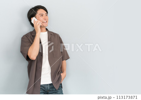 スマホで通話・電話する若いアジア人男性 113173871