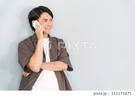 スマホで通話・電話する若いアジア人男性 113173875