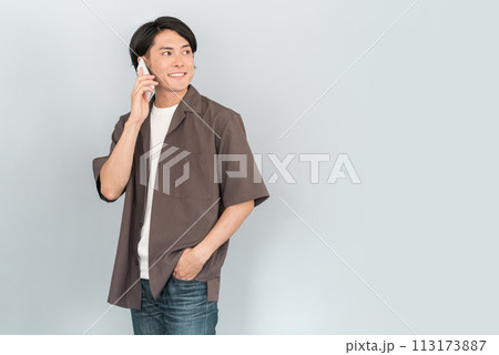 スマホで通話・電話する若いアジア人男性 スマホで通話・電話する若いアジア人男性 113173887