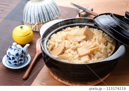 春の味覚　土鍋で炊きたての筍ご飯 113174219