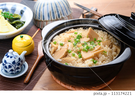 春の味覚 土鍋で炊きたての筍ご飯 春の味覚 土鍋で炊きたての筍ご飯 113174221