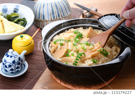 春の味覚　土鍋で炊きたての筍ご飯 113174227