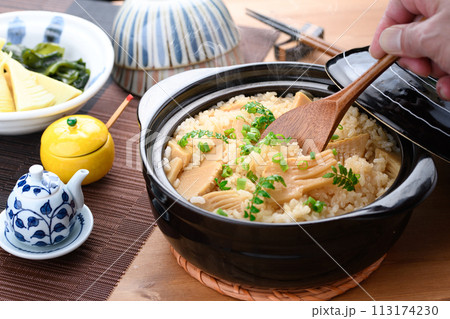 春の味覚 土鍋で炊きたての筍ご飯 春の味覚 土鍋で炊きたての筍ご飯 113174230