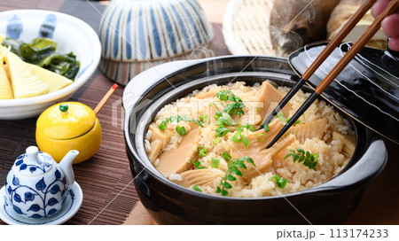 春の味覚　土鍋で炊きたての筍ご飯 113174233