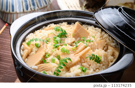 春の味覚　土鍋で炊きたての筍ご飯 113174235
