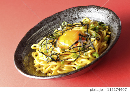 卵黄、刻み海苔、小ねぎが乗った油そば 113174407
