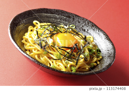 卵黄、刻み海苔、小ねぎが乗った油そば 113174408