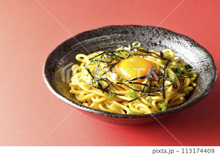 卵黄、刻み海苔、小ねぎが乗った油そば 113174409