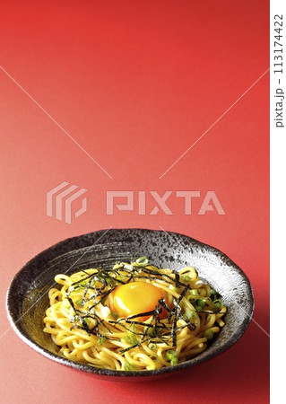卵黄、刻み海苔、小ねぎが乗った油そば 卵黄、刻み海苔、小ねぎが乗った油そば 113174422