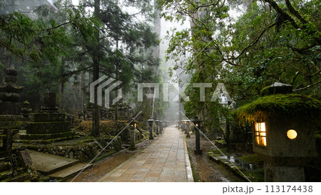 世界遺産　高野山　雨に煙る奥之院への道　和歌山県 113174438
