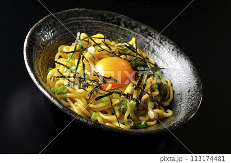 卵黄、刻み海苔、小ねぎが乗った油そばを黒背景で撮影 卵黄、刻み海苔、小ねぎが乗った油そばを黒背景で撮影 113174481