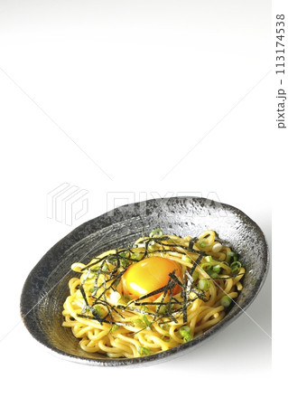 卵黄、刻み海苔、小ねぎが乗った油そばを白背景で撮影 113174538