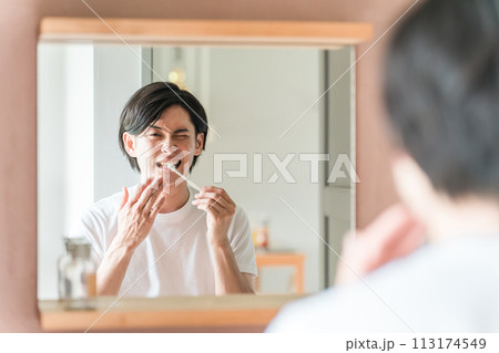 洗面所で歯を磨く若いアジア人男性（知覚過敏・歯周病・虫歯・しみる） 113174549