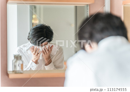 洗面所で洗顔後にタオルで顔を拭く若いアジア人男性（スキンケア・洗い上がり・サッパリ） 113174555